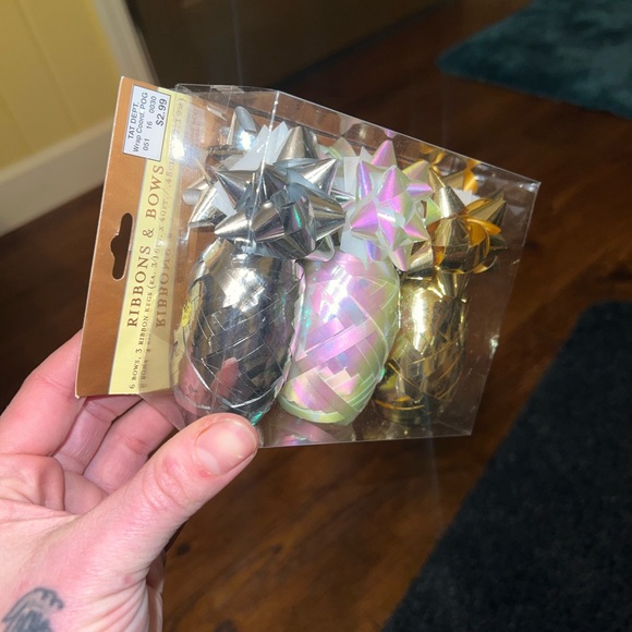 ⭐️New Holiday Ribbon In Pineapple Shapes Gold Silver & White Set Of 3 - Picture 6 of 7